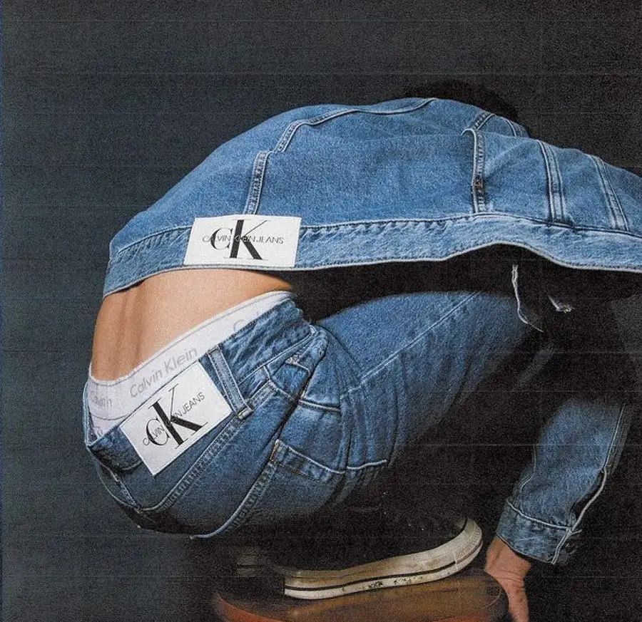 Модель Calvin Klein в джинсах